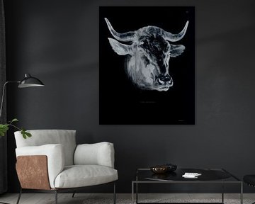 Stoere kop van een koe met hoorns in zwart wit van Mia Art and Photography