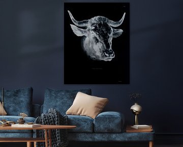 Stoere kop van een koe met hoorns in zwart wit van Mia Art and Photography