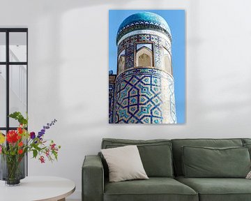 Azuurblauwe minaret van  de Tilya Kori Madrassa, Registan, Samarkand van WorldWidePhotoWeb