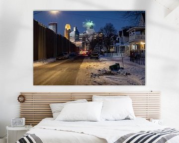 avond straatbeeld in Minneapolis in de winter en torens verlicht uit het centrum van Eric van Nieuwland