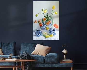 Uitbundig stilleven met tulp,citroen, gerbera in  delfts blauwe vaasjes lichte achtergrond van Leoniek van der Vliet