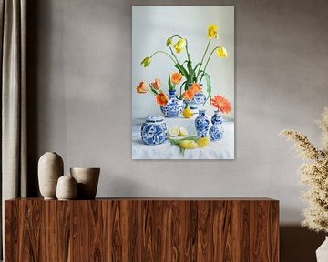 Uitbundig stilleven met tulp,citroen, gerbera in  delfts blauwe vaasjes lichte achtergrond van Leoniek van der Vliet