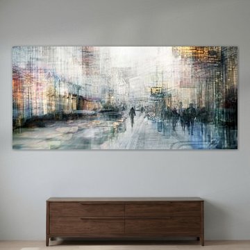 Abstrakte verschwommene Rushhour in der Altstadt von Lübeck, Radfahrerin, Autos und eine Menge Fußgä von Maren Winter