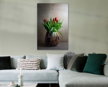 Stilleben mit Tulpen in einer farbigen Glasvase