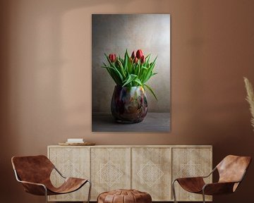 Stilleven met tulpen in een gekleurde glazen vaas van John van de Gazelle fotografie