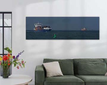 Schepen op de horizon voor de haven Rotterdam panorama. van scheepskijkerhavenfotografie
