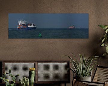 Schepen op de horizon voor de haven Rotterdam panorama. van scheepskijkerhavenfotografie