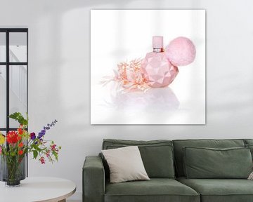Roze parfumfles met speigelende reflectie en frisse witte achtergrond van Petra Niessen