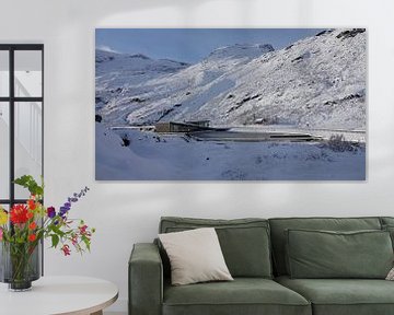 Bezoekerscentrum in de sneeuw op de top van de Trollstigen in Noorwegen van Aagje de Jong