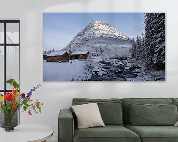 Sommet de montagne enneigé et hytter norvégien à Øvstestølbrua sur le sentier Trollstigen