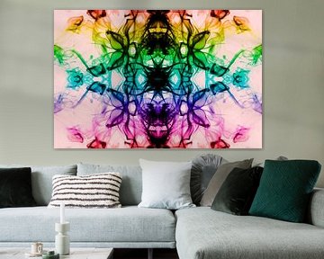 Abstract beeld met rook en kleuren en roze achtergrond van Leoniek van der Vliet