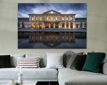 Reflectie van het Centraal station in Zwolle Overijssel Nederland tijdens het blauwe uur van Bart Ros