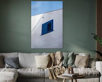 La maison blanche avec une fenêtre bleue I Sitges, Espagne I Architecture espagnole sur la côte médi