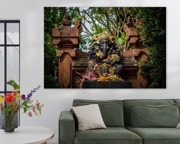 Met goud belegd stenen Ganesha beeld in Ubud, Bali, Indonesië. van Jeroen Langeveld, MrLangeveldPhoto