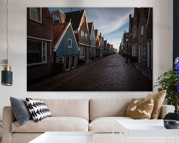 Volendam - lege straten op de vroege ochtend maar 1 huis valt op door zijn kleine postuur van Jolanda Aalbers