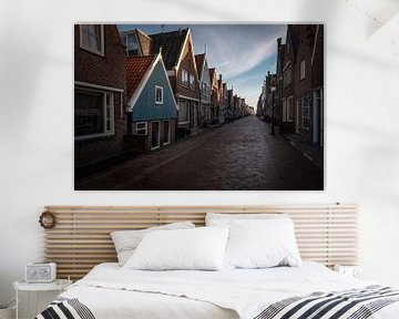 Volendam - lege straten op de vroege ochtend maar 1 huis valt op door zijn kleine postuur van Jolanda Aalbers