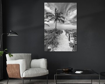 Alleen op het strand | Monochroom van Melanie Viola