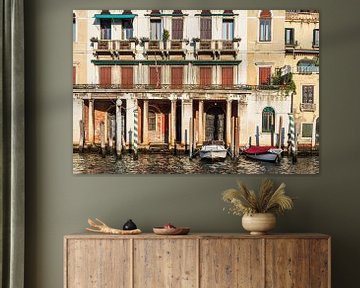 Historische Gebäude am Canal Grande mit Boote in Venedig, Itali von Rico Ködder