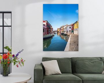 Kleurrijke gebouwen op het eiland Burano dichtbij Venetië, Italië van Rico Ködder