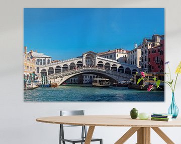 Vue sur le pont du Rialto à Venise, Italie sur Rico Ködder