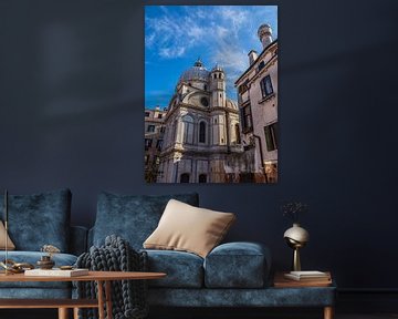 Historische Gebäude mit blauem Himmel in Venedig, Italien von Rico Ködder