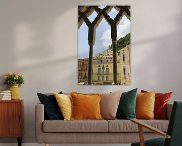 Amalfi stad gezien vanuit een raam van de St. Andrew kathedraal, Italië van Carolina Reina