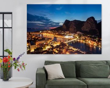 Omis by night van Mark Lenoire