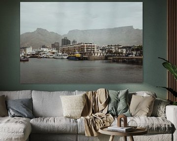 Uitzicht op de Tafelberg vanaf de Waterfront | Reisfotografie | Kaapstad, Zuid-Afrika, Afrika van Sanne Dost