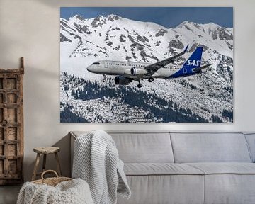 Passagiersvliegtuigen fotograferen bij de luchthaven van Innsbruck! van Jaap van den Berg