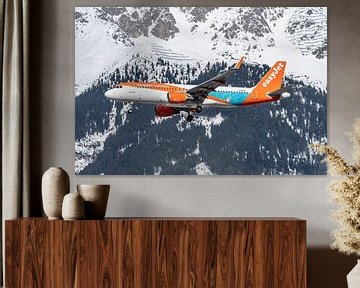 Passagiersvliegtuigen fotograferen bij de luchthaven van Innsbruck met prachtige winterse omstandigh van Jaap van den Berg