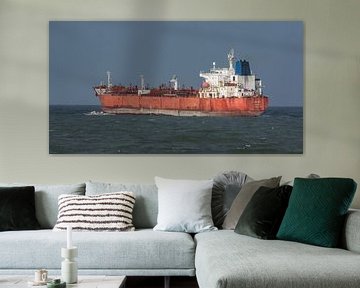 Ein Seeschiff verlässt den Hafen am Horizont. von scheepskijkerhavenfotografie