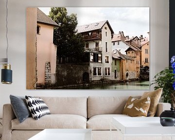 Pastellfarbene Häuser in der Stadt Annecy, Frankreich | Fine Art Travel Photography von Linn Fotografie