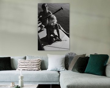 Auf dem Sup - Kinder und Sommergefühle | Schwarz-Weiß-Fotodruck von Linn Fotografie
