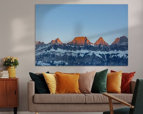 Churfirsten von Flumserberge im Morgenrot Alpenglühen beim Sonnenaufgang im Januar