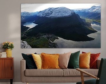 Blick auf Loen, Lovatnet und den Nordfjord vom Skilift in Norwegen von Aagje de Jong