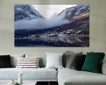 Wolken über schneebedeckten Bergen am Vangsee in Norwegen