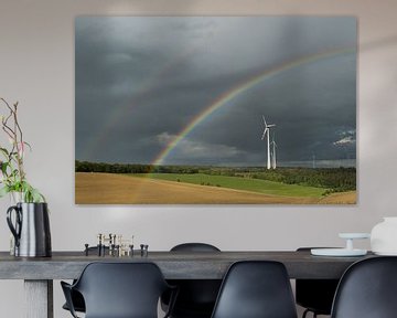 Regenboog boven windturbine van Alexander Kiessling