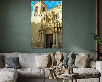 Kunstvoller Eingang der Basilika Santa Maria de Alicante zwischen dem Uhrenturm und einem weiteren T von LuCreator