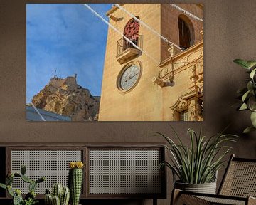 Artistieke klokkentoren van de Basiliek van Santa Maria in Alicante. Op de achtergrond, het Castillo van LuCreator