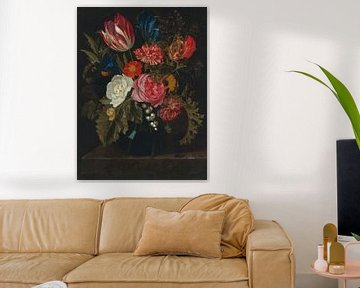 Stillleben mit Rosen, Nelken, einer Tulpe und anderen Blumen in einer Glasvase, Maria van Oosterwijc