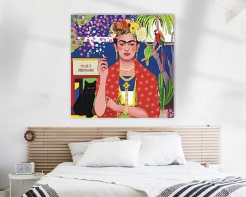 Rauchende Frida vor dem Blauen Haus