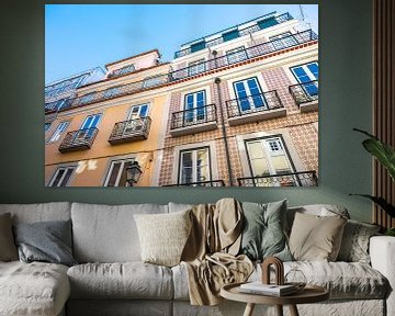 Gele tegels en buitenmuur van oude gebouwen in de oude wijk Alfama in Lissabon. van Christa Stroo fotografie