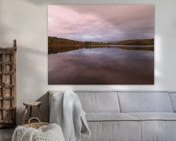 Coucher de soleil sur un lac en Suède sur Antoon Loomans
