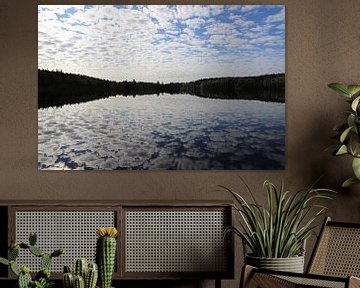 Wolkenluchten boven een meer in Zweden van Antoon Loomans