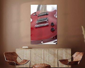 Gros plan d'une guitare Gibson Les Paul rouge sur Leoniek van der Vliet