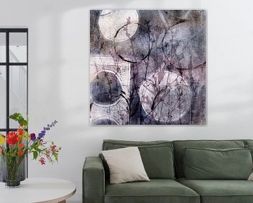 Abstracte compositie met weideplanten, bloemen en cirkels. Paarse, blauwe en bruine kleuren. van Dina Dankers
