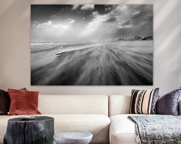 Zwart wit beeld Scheveningen tijdens storm Eunice (19-02-2022)