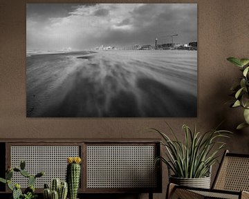 Photographie en noir et blanc de Scheveningen pendant la tempête Eunice (19-02-2022) sur Jolanda Aalbers