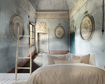 Blauwe kamer in verlaten villa van Times of Impermanence