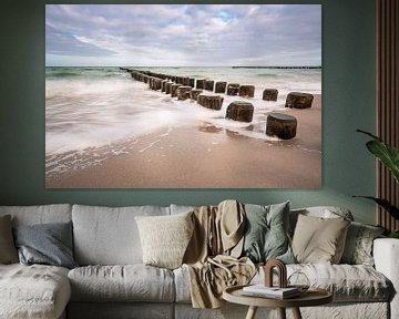 Kribben aan de kust van de Oostzee op een stormachtige dag van Rico Ködder